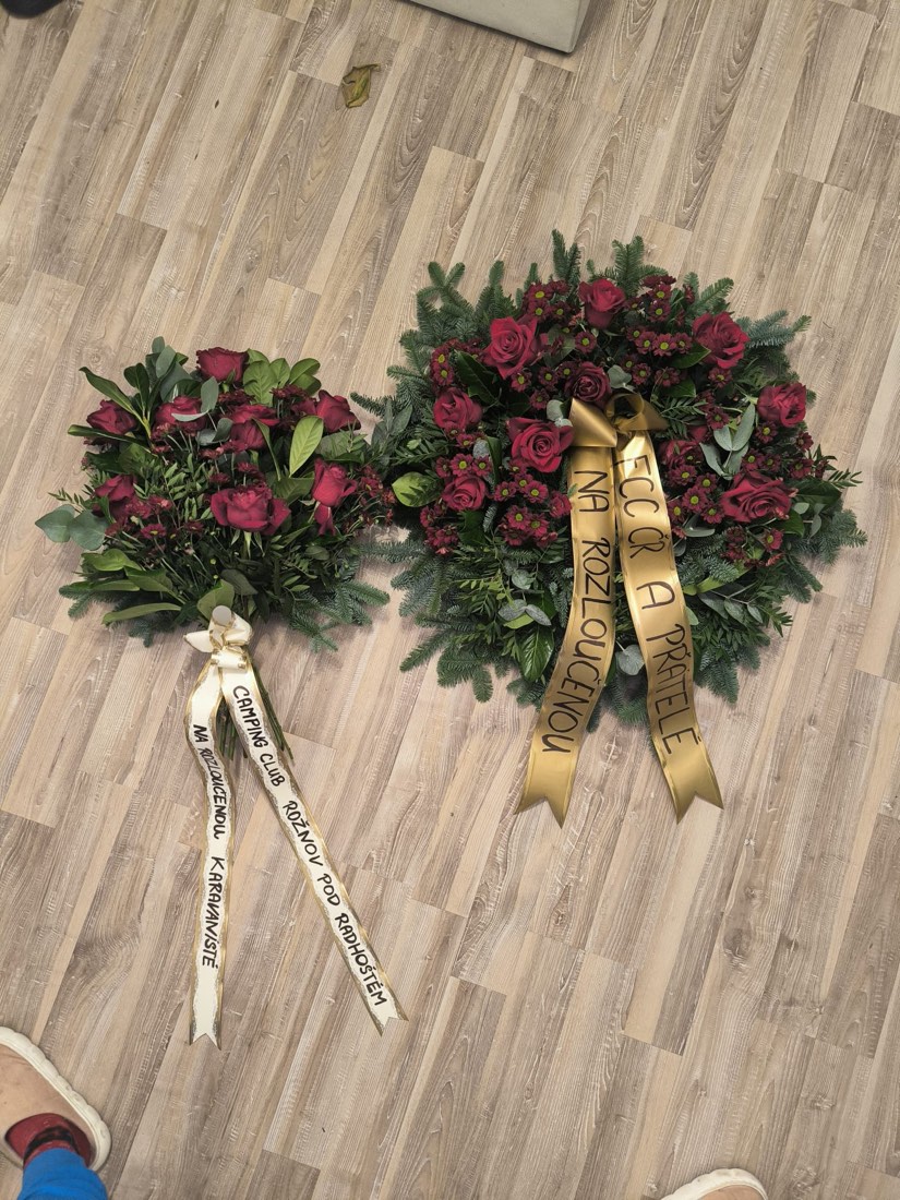Adventní věnec s červenými doplňky